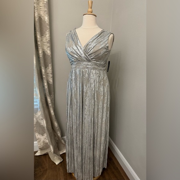 Plus Sequin Dress 🩶🤍 - Picture 12 of 14